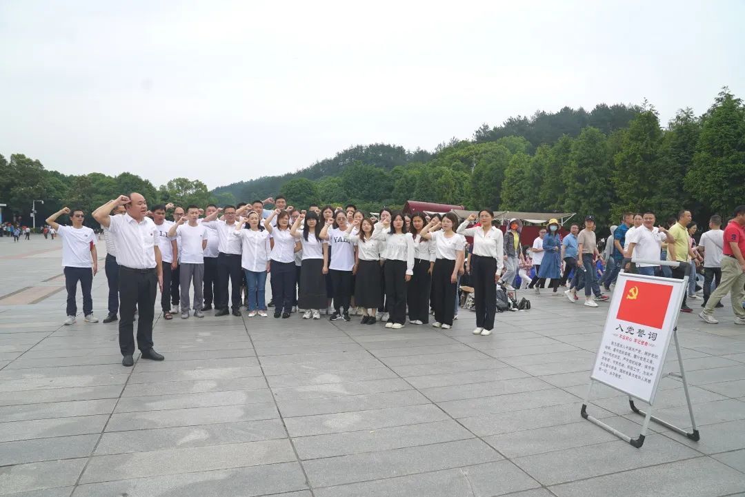 瞻仰伟人故里 传承红色基因 宁乡市南雅蓝月谷学校党支部赴韶山开展主题党日活动