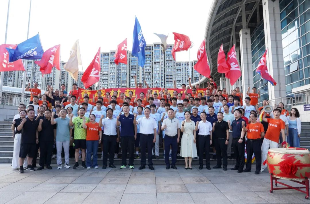 黃滔迎接并看望慰問載譽歸來的寧鄉(xiāng)金洲星邦智能足球隊