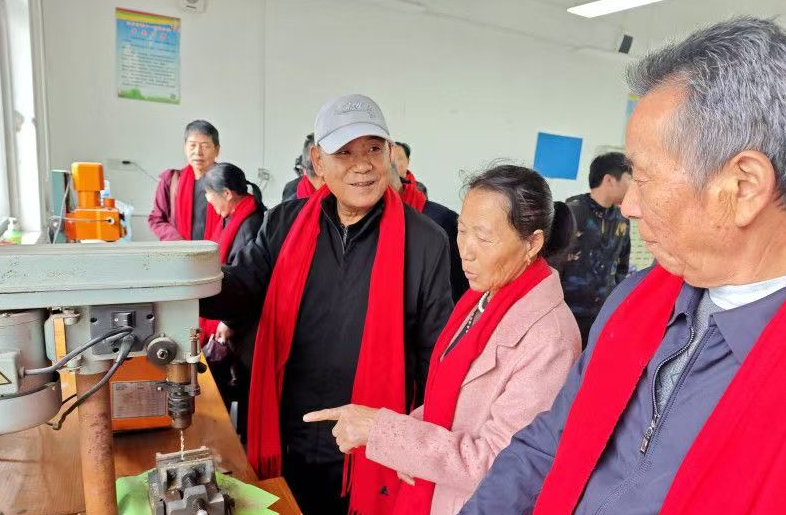 一别半世情如旧 笑看母校万象新