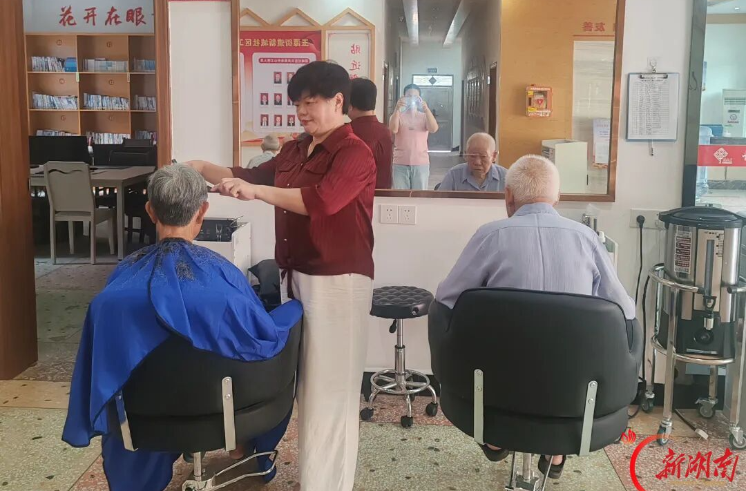 宁乡市玉潭街道“银发剪刀手”义剪服务暖民心